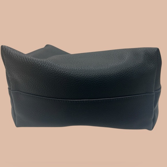 Isa - Classic Black Leather Shoulder Bag - Picture 4 of 7